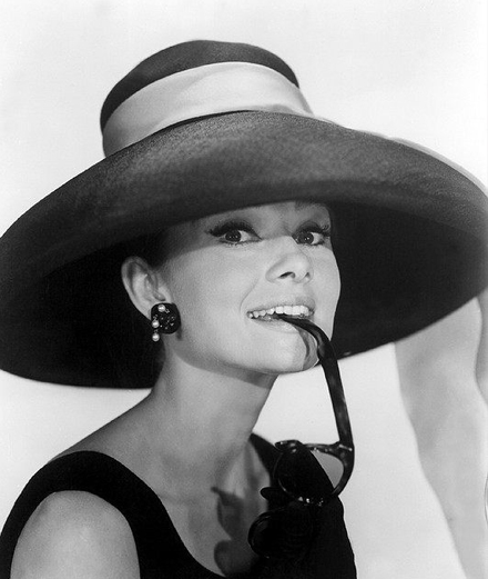Audrey Hepburn và những chiếc đầm đen đẹp nhất