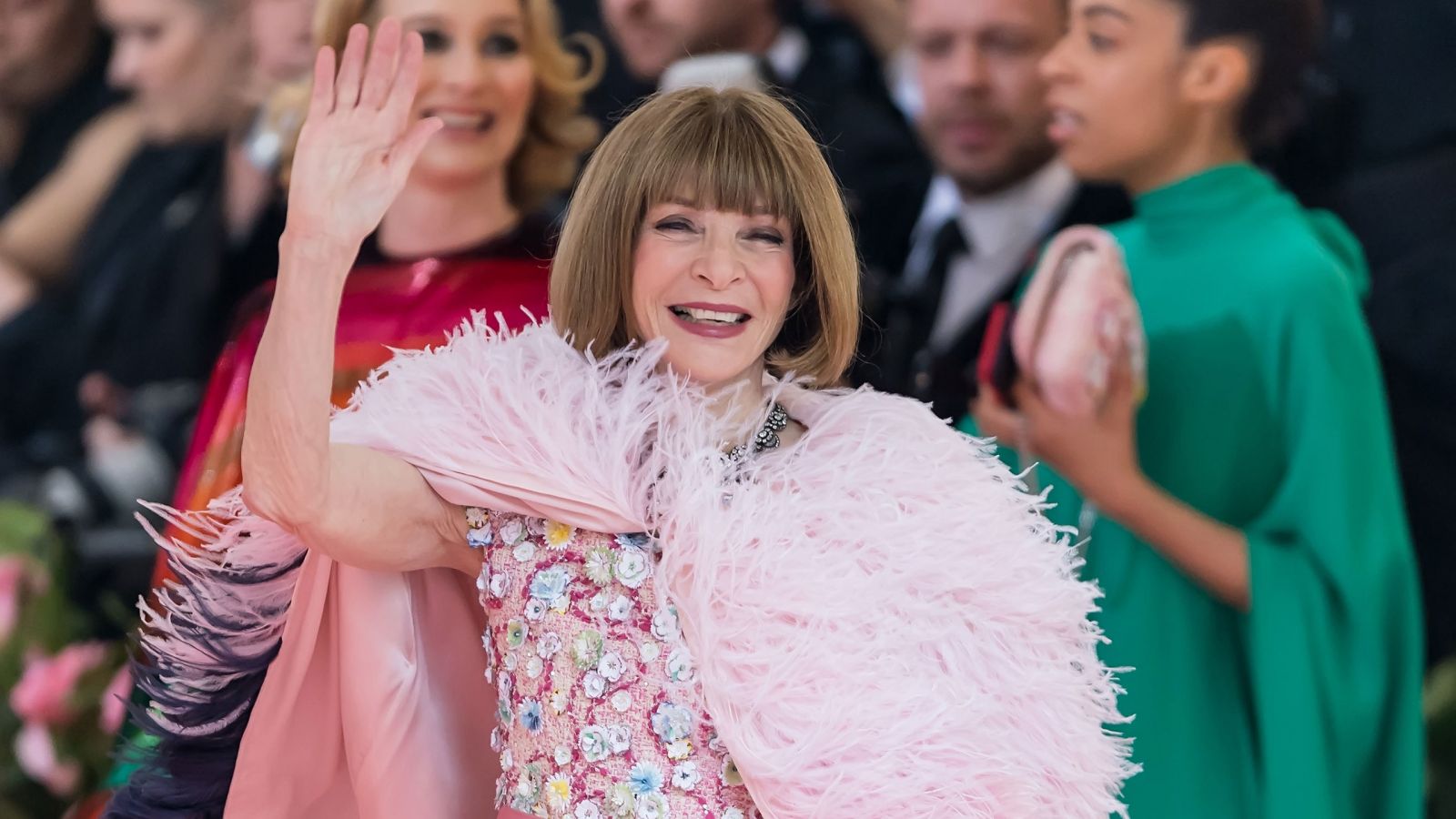 anna wintour waving and smiling at the met gala 2019 